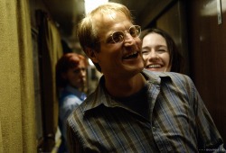 Woody Harrelson con Emily Mortimer dietro le spalle in Transsiberian