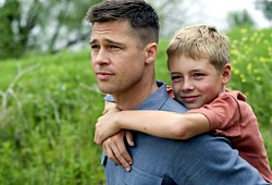 Brad Pitt e Laramie Eppler in The Tree of Life