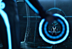 Garrett Hedlund in una scena di Tron: Legacy