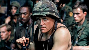 Michael Paré in una scena di Tunnel Rats