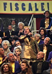 Antonio Albanese in una scena di Tutto tutto niente niente