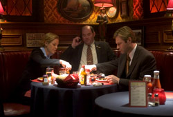 Maria Bello, David Koechner e Aaron Eckhart in Thank You for Smoking