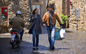 Paola Cortellesi e Alessandro Gassman in una scena di Gli ultimi saranno ultimi