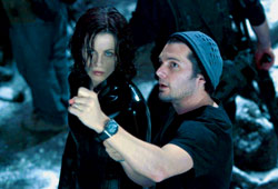Kate Beckinsale e il regista Len Wiseman sul set di Kate Beckinsale Underworld: Evolution