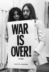 Yoko Ono e John Lennon in un'immagine tratta da USA vs John Lennon