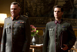 Tom Wilkinson e Tom Cruise in Operazione Valchiria