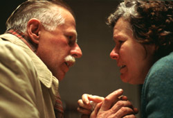 Imelda Staunton e Phil Davis in Il segreto di Vera Drake