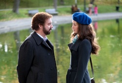 Paul Giamatti e Rosamund Pike in La versione di Barney