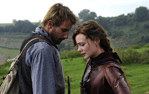 Matthias Schoenaerts e Carey Mulligan in Via dalla pazza folla