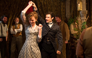 Carey Mulligan e Tom Sturridge in una scena di Via dalla pazza folla