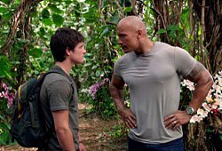 Josh Hutcherson e Dwayne "The Rock" Johnson in Viaggio nell'isola misteriosa