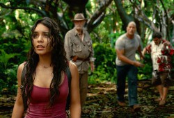 Vanessa Hudgens, con alle spalle Michael Caine, Dawyne "The Rock" Johnson e Luis Guzman in Viaggio nell'isola misteriosa