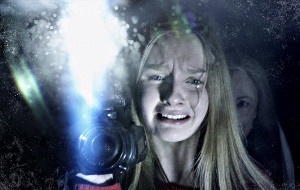 Deanna Dunagan alle spalle di Olivia DeJonge in una scena di The Visit