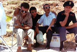 Il regista Massimo Venier con Aldo, Giovanne e Giacomo durante una pausa di lavorazione di Così è la vita