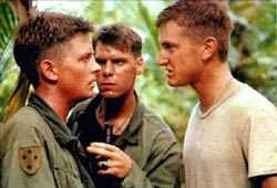 Michael J. Fox e Sean Penn in una scena di Vittime di guerra