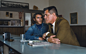 Joaquin Phoenix e Josh Brolin in Vizio di forma