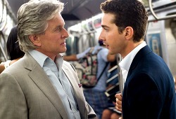 Michael Douglas e Shia LaBeouf in Wall Street - Il denaro non dorme mai