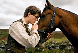 Jeremy Irvine in una scena di War Horse