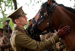 Tom Hiddleston in una scena di War Horse