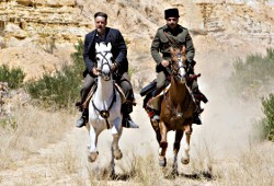 Russell Crowe e Yılmaz Erdogan in una scena di The Water Diviner