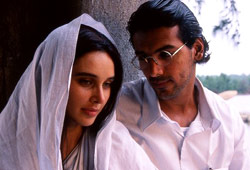 Lisa Ray e John Abraham in Water