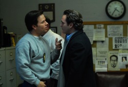 Mark Wahlberg e Joaquin Phoenix in I padroni della notte