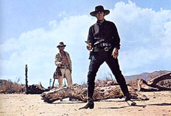 Charles Bronson alle spalle di Henry Fonda in una scena di C'era una volta il west