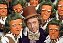 Gene Wilder con gli Umpa Lumpa in una scena di Willy Wonka e la fabbrica di cioccolato