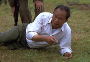 Il regista John Woo spiega una scena a Nicolas Cage sul set di Windtalkers