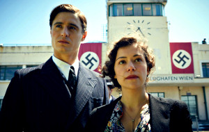 Max Irons e Tatiana Maslany in una scena di Woman in Gold