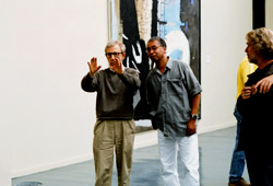 Woody Allen studia un'inquadratura con il direttore della fotografia Remi Adefarasin sul set di Match Point
