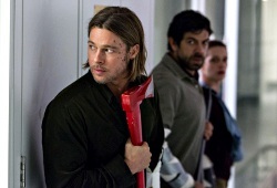 Brad Pitt, Pierfrancesco Favino e Daniella Kertesz in World War Z