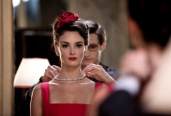 Pierre Niney e Charlotte Le Bon in Yves Saint Laurent